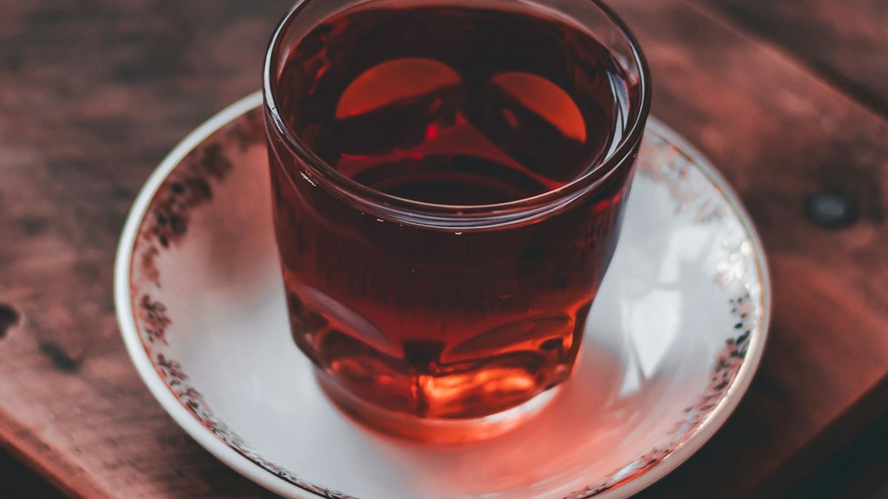 Türkischer Tee im Tulpenglas auf einer Untertasse